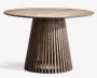 Rundt bord med en glat, lys træbordplade og en markant base bestående af lodrette trælameller, der er arrangeret i en konisk form. Basen giver et moderne, skulpturelt udtryk og stabil støtte. Træets årer er synlige overalt, hvilket giver et naturligt og elegant finish.
