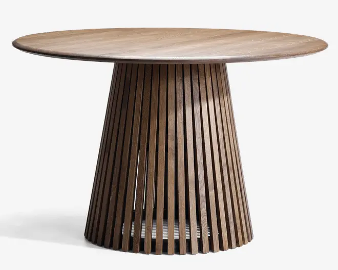 Rundt bord med en glat, lys træbordplade og en markant base bestående af lodrette trælameller, der er arrangeret i en konisk form. Basen giver et moderne, skulpturelt udtryk og stabil støtte. Træets årer er synlige overalt, hvilket giver et naturligt og elegant finish.