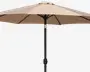 Stor udendørs parasol med beige, vejrbestandigt stofdug og en solid sort metalstang. Parasollen har et drejehåndtag for nem åbning og lukning samt forstærkede ribber for ekstra stabilitet. Dugen har en ventilationsåbning i toppen for bedre luftcirkulation og vindmodstand.