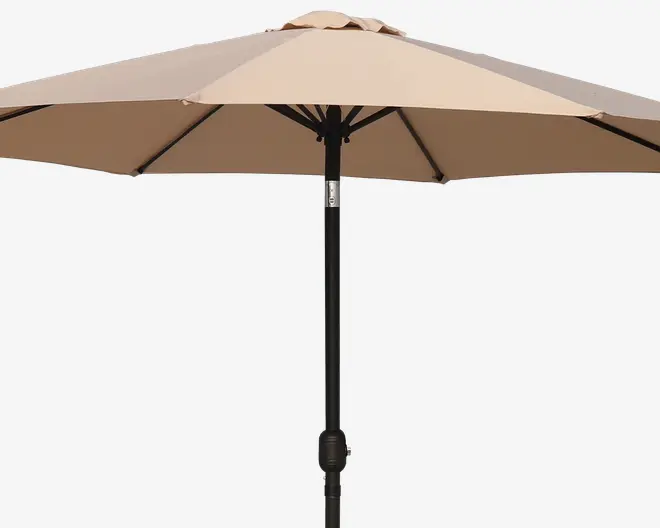 Stor udendørs parasol med beige, vejrbestandigt stofdug og en solid sort metalstang. Parasollen har et drejehåndtag for nem åbning og lukning samt forstærkede ribber for ekstra stabilitet. Dugen har en ventilationsåbning i toppen for bedre luftcirkulation og vindmodstand.