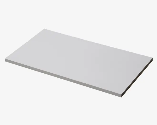 Rektangulær, flad, lysegrå plade med glatte overflader og rene, lige kanter. Pladen ser tynd og ensartet ud i tykkelsen, velegnet til brug som hylde, bordplade eller lignende formål.