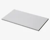 Rektangulær, flad, lysegrå plade med glatte overflader og rene, lige kanter. Pladen ser tynd og ensartet ud i tykkelsen, velegnet til brug som hylde, bordplade eller lignende formål.