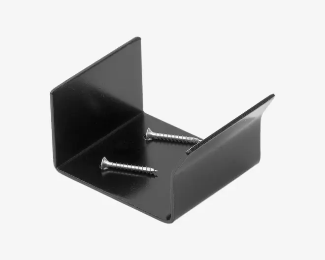 Sort metalbeslag med U-formet design, der har to lodrette sidevægge og en flad bund. Beslaget leveres med to sølvfarvede skruer til montering. Overfladen er glat og blank, og kanterne er firkantede for et rent, moderne udseende.