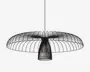Moderne loftslampe med en bred, flad skærm lavet af sort metaltråd, arrangeret i et geometrisk, åbent mønster. Den centrale pære er omsluttet af et smallere trådbur, hvilket giver lyset mulighed for at sprede sig gennem den åbne struktur. Designet er minimalistisk og let, velegnet til moderne indretning.