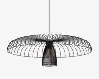 Moderne loftslampe med en bred, flad skærm lavet af sort metaltråd, arrangeret i et geometrisk, åbent mønster. Den centrale pære er omsluttet af et smallere trådbur, hvilket giver lyset mulighed for at sprede sig gennem den åbne struktur. Designet er minimalistisk og let, velegnet til moderne indretning.