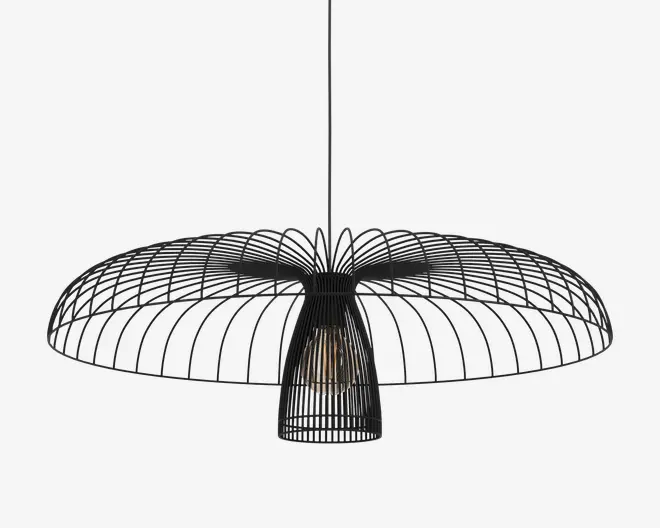 Moderne loftslampe med en bred, flad skærm lavet af sort metaltråd, arrangeret i et geometrisk, åbent mønster. Den centrale pære er omsluttet af et smallere trådbur, hvilket giver lyset mulighed for at sprede sig gennem den åbne struktur. Designet er minimalistisk og let, velegnet til moderne indretning.