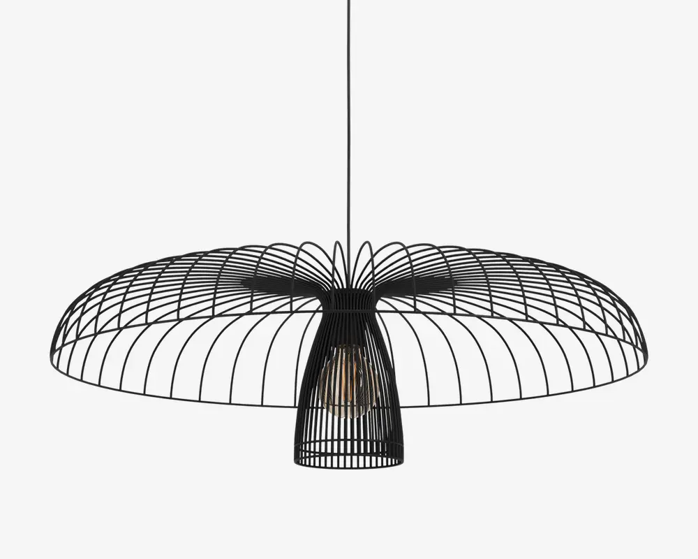 Moderne loftslampe med en bred, flad skærm lavet af sort metaltråd, arrangeret i et geometrisk, åbent mønster. Den centrale pære er omsluttet af et smallere trådbur, hvilket giver lyset mulighed for at sprede sig gennem den åbne struktur. Designet er minimalistisk og let, velegnet til moderne indretning.