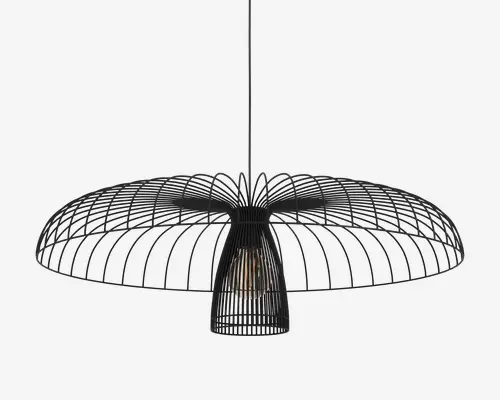 Moderne loftslampe med en bred, flad skærm lavet af sort metaltråd, arrangeret i et geometrisk, åbent mønster. Den centrale pære er omsluttet af et smallere trådbur, hvilket giver lyset mulighed for at sprede sig gennem den åbne struktur. Designet er minimalistisk og let, velegnet til moderne indretning.