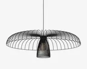 Moderne loftslampe med en bred, flad skærm lavet af sort metaltråd, arrangeret i et geometrisk, åbent mønster. Den centrale pære er omsluttet af et smallere trådbur, hvilket giver lyset mulighed for at sprede sig gennem den åbne struktur. Designet er minimalistisk og let, velegnet til moderne indretning.