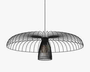 Moderne loftslampe med en bred, flad skærm lavet af sort metaltråd, arrangeret i et geometrisk, åbent mønster. Den centrale pære er omsluttet af et smallere trådbur, hvilket giver lyset mulighed for at sprede sig gennem den åbne struktur. Designet er minimalistisk og let, velegnet til moderne indretning.