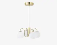 Et moderne loftarmatur med en poleret guldfarvet metalramme og tre buede arme, der hver holder en rund, mat hvid glaskuppel. Lampen hænger fra et matchende guldfarvet loftbeslag og en lige stang, hvilket giver et stilrent og moderne udtryk.