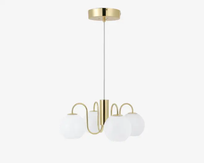 Et moderne loftarmatur med en poleret guldfarvet metalramme og tre buede arme, der hver holder en rund, mat hvid glaskuppel. Lampen hænger fra et matchende guldfarvet loftbeslag og en lige stang, hvilket giver et stilrent og moderne udtryk.