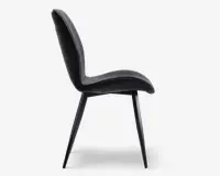 Sidebillede af en moderne stol med buet, ergonomisk ryglæn og sæde, begge polstret i mørkt stof. Stolen har slanke, skråtstillede metalben, der giver et minimalistisk og moderne udtryk.