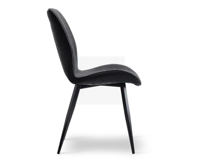 Sidebillede af en moderne stol med buet, ergonomisk ryglæn og sæde, begge polstret i mørkt stof. Stolen har slanke, skråtstillede metalben, der giver et minimalistisk og moderne udtryk.