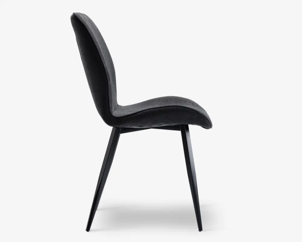 Sidebillede af en moderne stol med buet, ergonomisk ryglæn og sæde, begge polstret i mørkt stof. Stolen har slanke, skråtstillede metalben, der giver et minimalistisk og moderne udtryk.
