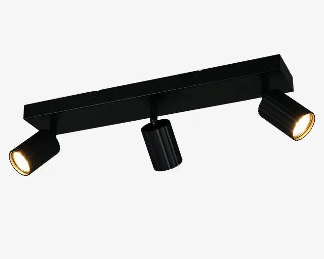 Et moderne loftarmatur med tre justerbare cylindriske spotlys monteret på en rektangulær sort metalstang. Spotlysene kan drejes og vinkles for at rette lyset, hvor det ønskes. Armaturet har en mat sort finish, hvilket giver det et stilrent og moderne udseende. To af spotlysene er tændt og udsender et varmt hvidt lys, mens det midterste spotlys er slukket.