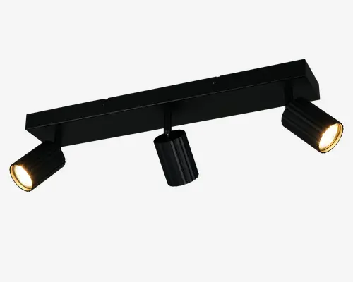 Et moderne loftarmatur med tre justerbare cylindriske spotlys monteret på en rektangulær sort metalstang. Spotlysene kan drejes og vinkles for at rette lyset, hvor det ønskes. Armaturet har en mat sort finish, hvilket giver det et stilrent og moderne udseende. To af spotlysene er tændt og udsender et varmt hvidt lys, mens det midterste spotlys er slukket.