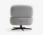 En moderne stol med tyk, blød ryg- og sædehynde betrukket med lysegråt, tekstureret stof. Stolen har et afrundet, rummeligt design for ekstra komfort og står på en sort metalfod med fire ben, der giver stabilitet og mulighed for at dreje.