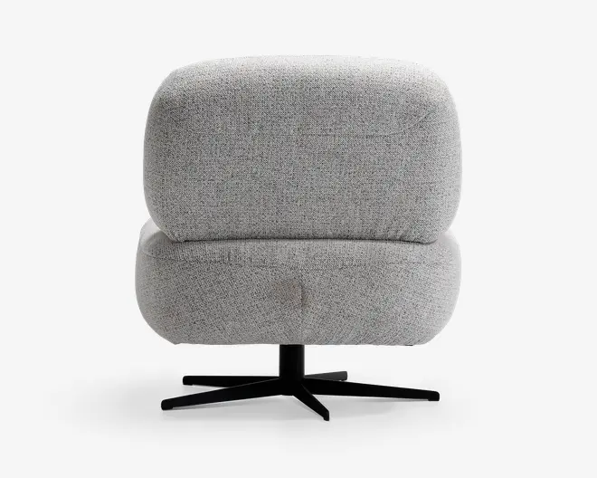 En moderne stol med tyk, blød ryg- og sædehynde betrukket med lysegråt, tekstureret stof. Stolen har et afrundet, rummeligt design for ekstra komfort og står på en sort metalfod med fire ben, der giver stabilitet og mulighed for at dreje.