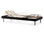 Justerbar sengebund med sort ramme og sølvfarvede metalben. Den lamelbaserede træstruktur er opdelt i sektioner, der kan hæves eller sænkes individuelt for tilpasset hoved- og benløft. Designet giver mulighed for ergonomisk positionering og øget komfort.