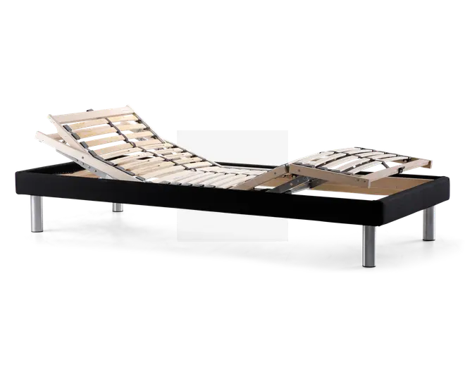 Justerbar sengebund med sort ramme og sølvfarvede metalben. Den lamelbaserede træstruktur er opdelt i sektioner, der kan hæves eller sænkes individuelt for tilpasset hoved- og benløft. Designet giver mulighed for ergonomisk positionering og øget komfort.