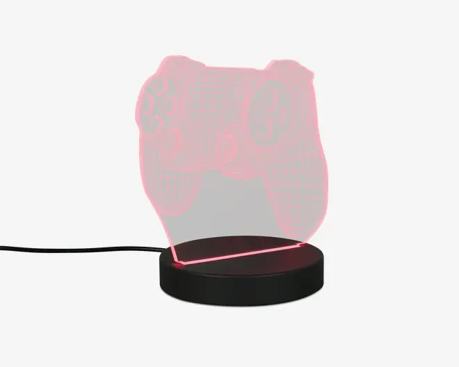 En dekorativ LED-lampe med et 3D-illusion design af en videospil-controller. Lampen har en klar akrylplade indgraveret med konturer og detaljer af controlleren, som oplyses af et blødt lyserødt lys fra den sorte, runde base. Lampen får strøm via et synligt kabel, der er tilsluttet basen, hvilket gør den velegnet som natlampe eller dekoration til gamer-værelset.