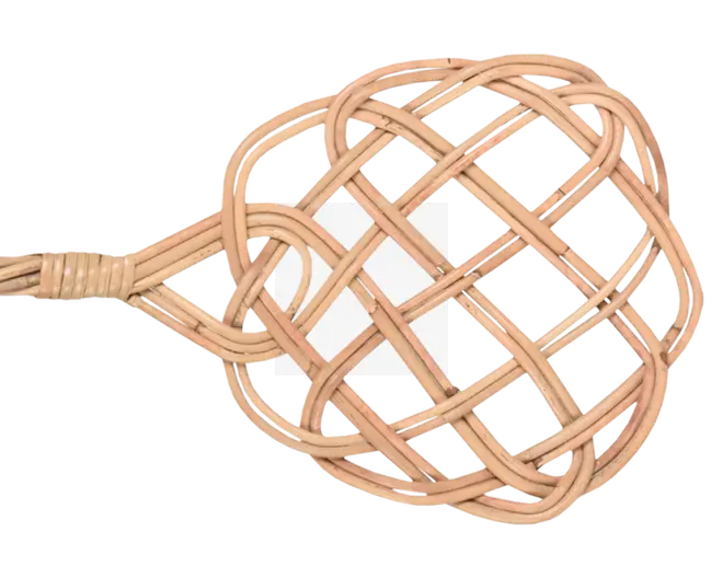 Håndlavet genstand fremstillet af naturlig rattan med et indviklet, flettet gittermønster, der danner en flad, rund form. Rattanstrimlerne er glat forarbejdede og tæt flettet, hvilket giver både holdbarhed og et dekorativt udseende. Håndtaget er omviklet for et sikkert greb, og det samlede design fremhæver traditionelt håndværk med et rustikt, naturligt udtryk.