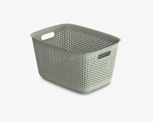 Rektangulær opbevaringskurv i lysegrå plastik med små, runde huller på alle sider for ventilation. Kurven har glatte, afrundede kanter og to integrerede håndtag på modsatte sider, så den er nem at bære.