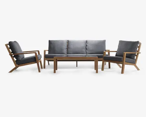 Dette sæt har et moderne design med en ramme i naturtræ og mørkegrå hynder. Sættet består af en tre-personers sofa, to lænestole og et rektangulært sofabord. Hynderne er tykke og bløde for ekstra komfort, og de træarmlæn og ben giver et solidt og stilfuldt udtryk. De rene linjer og neutrale farver gør sættet velegnet til både indendørs og udendørs brug.
