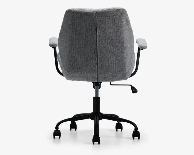 Billedet viser bagsiden af en moderne kontorstol med gråt stofbetræk. Stolen har en formet ryglæn med en central syning, polstrede armlæn og en sort metalbase med fem hjul for nem bevægelse. Højdejusteringshåndtaget er synligt på højre side.