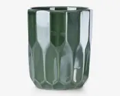 En blank, mørkegrøn keramisk beholder med et facetmønstret, geometrisk overfladedesign. Siderne har lodrette, aflange paneler, der giver et moderne og tekstureret udtryk. Kanten er glat og let afrundet, og formen er cylindrisk med en stabil, flad bund.