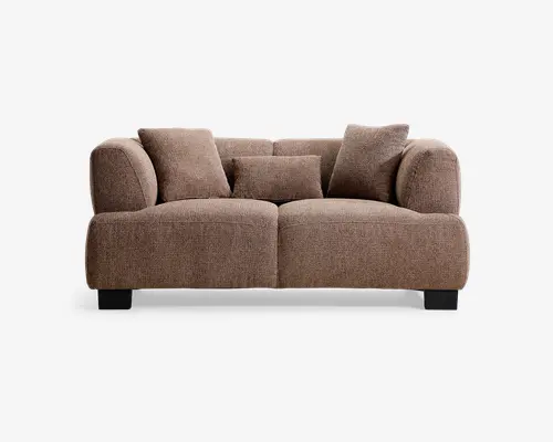 Kompakt brun sofa i struktureret stof med afrundede armlæn, to brede siddepuder, tre løse ryghynder og korte sorte blokben.