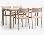 Et spisebordssæt bestående af et rektangulært bord og fire matchende stole, alle i en lys beige farve. Bordet har en lamelbordplade og solide, lige ben. Stolene har let buede ryglæn og armlæn for ekstra komfort, med et enkelt og moderne design. Sættet er lavet af et glat, mat materiale, sandsynligvis plast eller resin, velegnet til både indendørs og udendørs brug.