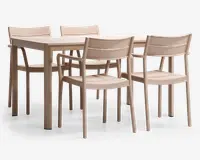 Et spisebordssæt bestående af et rektangulært bord og fire matchende stole, alle i en lys beige farve. Bordet har en lamelbordplade og solide, lige ben. Stolene har let buede ryglæn og armlæn for ekstra komfort, med et enkelt og moderne design. Sættet er lavet af et glat, mat materiale, sandsynligvis plast eller resin, velegnet til både indendørs og udendørs brug.