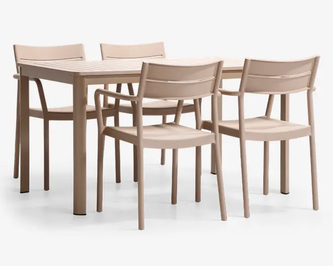 Et spisebordssæt bestående af et rektangulært bord og fire matchende stole, alle i en lys beige farve. Bordet har en lamelbordplade og solide, lige ben. Stolene har let buede ryglæn og armlæn for ekstra komfort, med et enkelt og moderne design. Sættet er lavet af et glat, mat materiale, sandsynligvis plast eller resin, velegnet til både indendørs og udendørs brug.