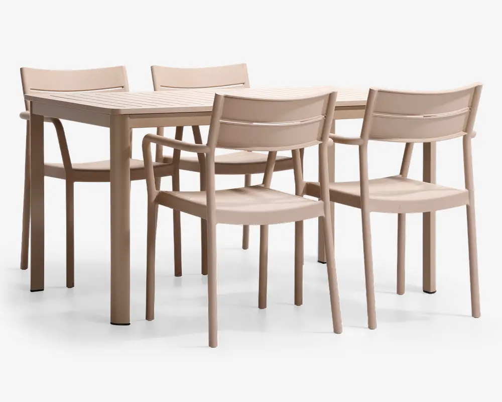Et spisebordssæt bestående af et rektangulært bord og fire matchende stole, alle i en lys beige farve. Bordet har en lamelbordplade og solide, lige ben. Stolene har let buede ryglæn og armlæn for ekstra komfort, med et enkelt og moderne design. Sættet er lavet af et glat, mat materiale, sandsynligvis plast eller resin, velegnet til både indendørs og udendørs brug.