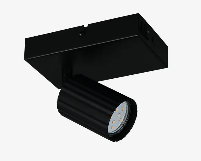 Justerbar spotlampe med mat sort finish, der har et cylindrisk lampehoved med diskrete lodrette riller for ekstra struktur. Lampehovedet indeholder flere synlige LED-dioder arrangeret i en cirkel, hvilket giver fokuseret belysning. Lampen er monteret på en rektangulær base med rene, moderne linjer, velegnet til montering i loft eller på væg.