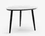 Moderne bord med en glat, hvid, oval bordplade og tre slanke, sorte, skråtstillede ben. Designet er minimalistisk og nutidigt, velegnet til små rum eller som et accentmøbel.