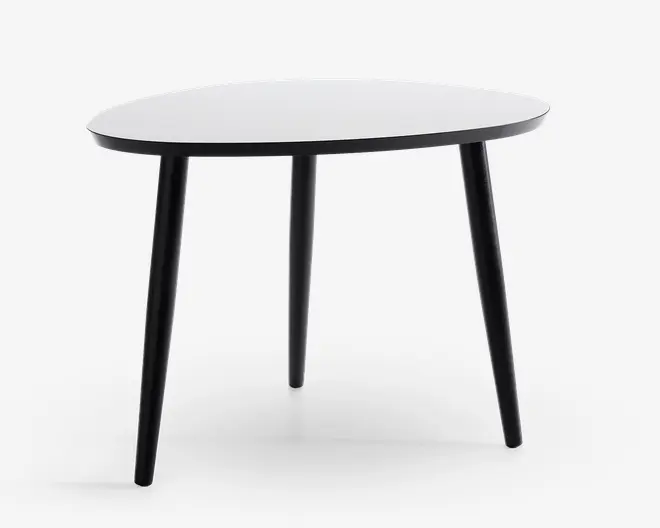 Moderne bord med en glat, hvid, oval bordplade og tre slanke, sorte, skråtstillede ben. Designet er minimalistisk og nutidigt, velegnet til små rum eller som et accentmøbel.