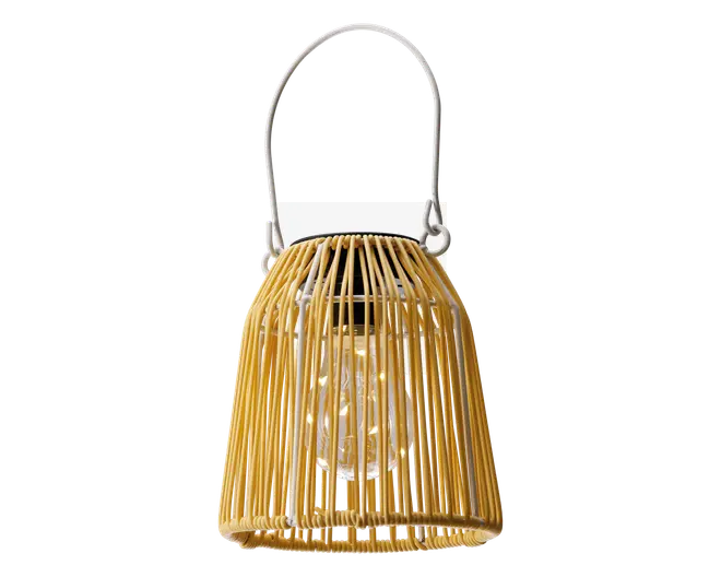 Lanterne med cylindrisk form, fremstillet af naturfarvet bambus eller rattan med lodrette stænger. Lanternen har et solidt metalhåndtag øverst, så den er nem at bære eller hænge op. Indeni er der en klar glasholder, som beskytter og fremviser et stearinlys eller LED-lys. Det åbne design lader lyset skinne ud mellem stængerne og skaber en varm og dekorativ effekt.