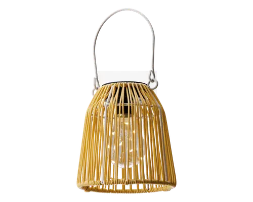 Lanterne med cylindrisk form, fremstillet af naturfarvet bambus eller rattan med lodrette stænger. Lanternen har et solidt metalhåndtag øverst, så den er nem at bære eller hænge op. Indeni er der en klar glasholder, som beskytter og fremviser et stearinlys eller LED-lys. Det åbne design lader lyset skinne ud mellem stængerne og skaber en varm og dekorativ effekt.