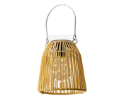 Lanterne med cylindrisk form, fremstillet af naturfarvet bambus eller rattan med lodrette stænger. Lanternen har et solidt metalhåndtag øverst, så den er nem at bære eller hænge op. Indeni er der en klar glasholder, som beskytter og fremviser et stearinlys eller LED-lys. Det åbne design lader lyset skinne ud mellem stængerne og skaber en varm og dekorativ effekt.