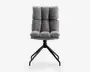 En moderne stol med et blødt, segmenteret pude-design i gråt stof. Sædet og ryglænet er opdelt i seks polstrede sektioner for ekstra komfort og støtte. Stolen står på en robust sort metalbase med fire skråtstillede ben, hvilket giver stabilitet og et moderne udtryk.