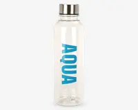 Klar cylindrisk flaske med sølvfarvet skruelåg, hvor ordet 'AQUA' er trykt lodret med store blå bogstaver på siden. Flasken har en glat overflade og en bred åbning, der gør det nemt at fylde og rengøre den.