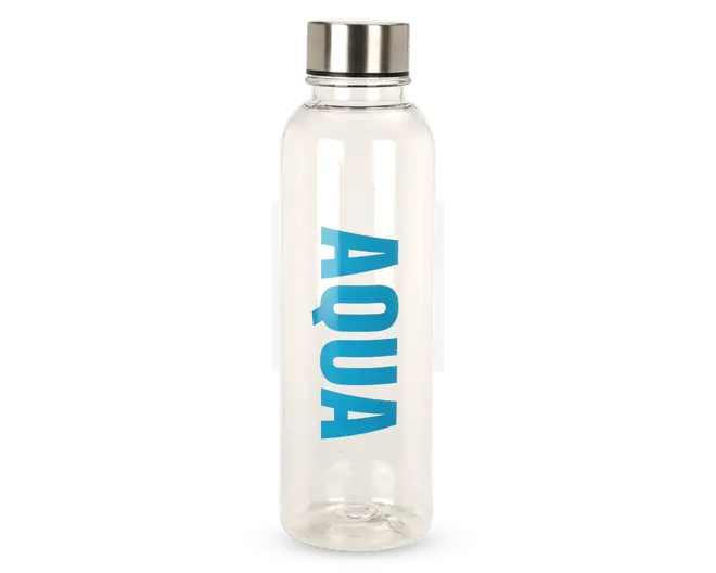 Klar cylindrisk flaske med sølvfarvet skruelåg, hvor ordet 'AQUA' er trykt lodret med store blå bogstaver på siden. Flasken har en glat overflade og en bred åbning, der gør det nemt at fylde og rengøre den.