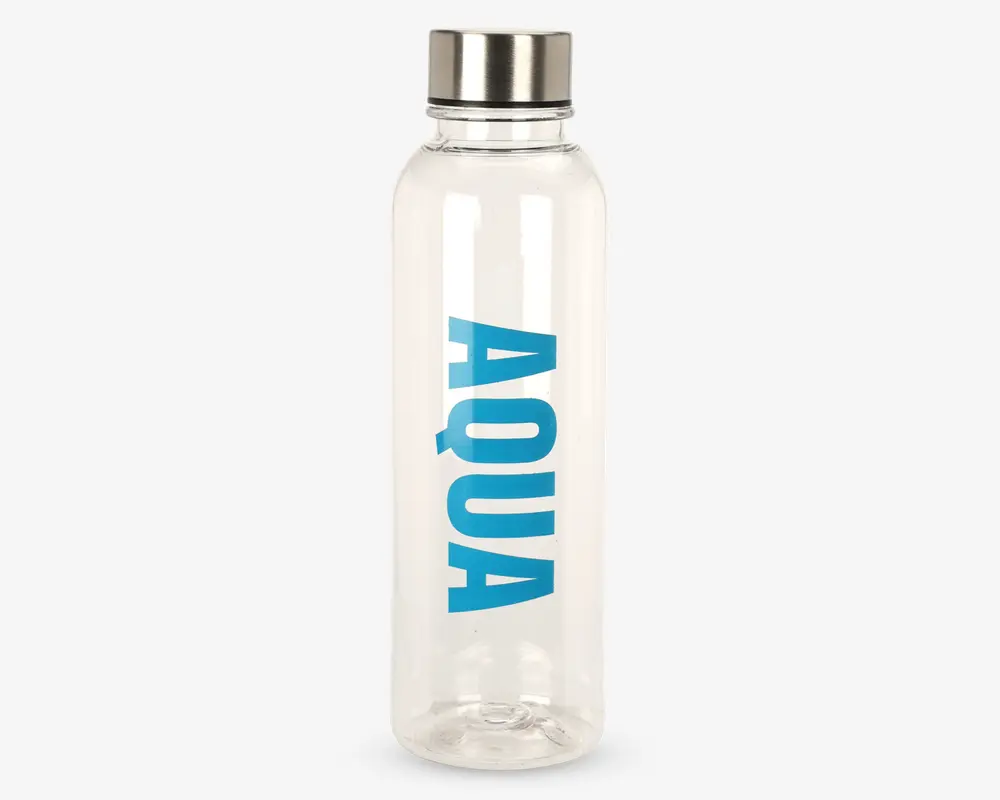 Klar cylindrisk flaske med sølvfarvet skruelåg, hvor ordet 'AQUA' er trykt lodret med store blå bogstaver på siden. Flasken har en glat overflade og en bred åbning, der gør det nemt at fylde og rengøre den.