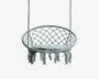 Rund hængestol med flettet macramé-design, robust cirkulær ramme og en blød, polstret sædehynde. Stolen hænger i to reb og er pyntet med lange, dekorative frynser langs den nederste kant. Ryglænet har et åbent gittermønster, som giver både støtte og ventilation.
