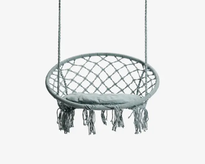 Rund hængestol med flettet macramé-design, robust cirkulær ramme og en blød, polstret sædehynde. Stolen hænger i to reb og er pyntet med lange, dekorative frynser langs den nederste kant. Ryglænet har et åbent gittermønster, som giver både støtte og ventilation.