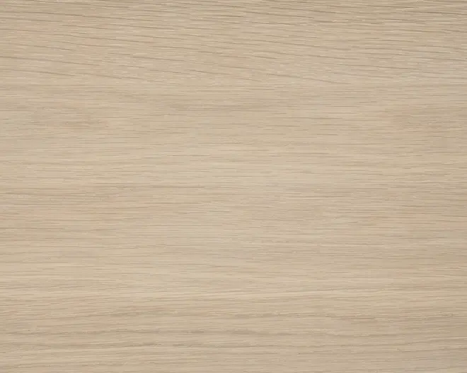 Lys egetræsoverflade med en glat finish og diskrete horisontale årer. Farven er naturlig, lys beige med lette variationer, hvilket giver et rent og moderne udtryk.