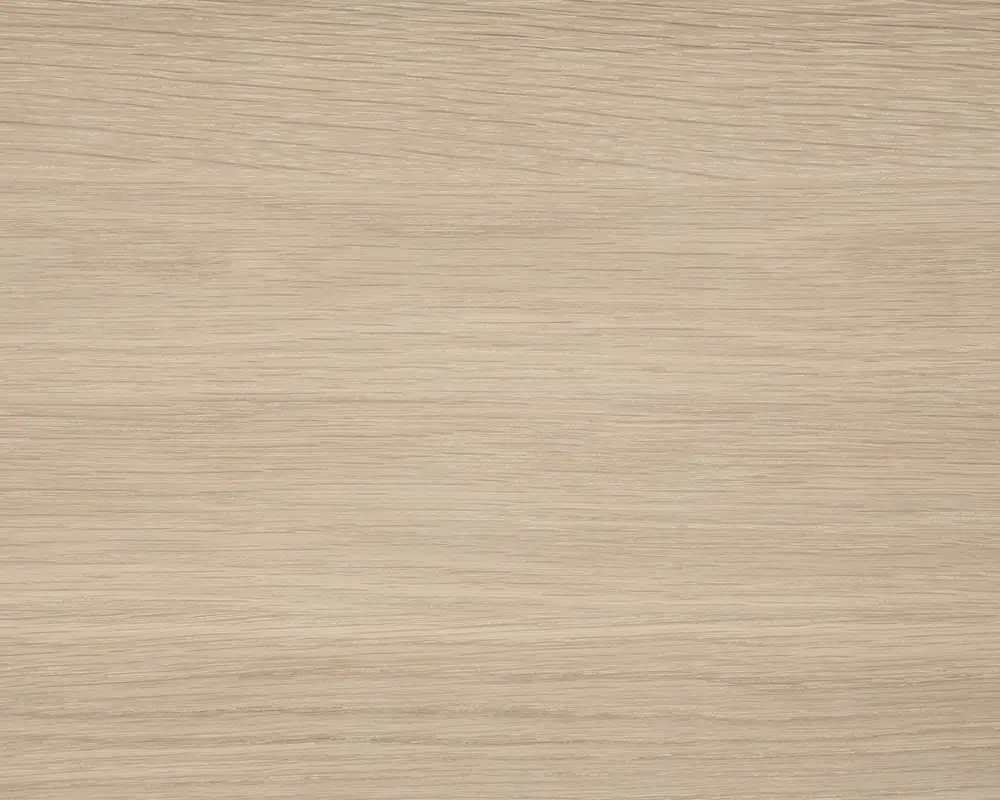 Lys egetræsoverflade med en glat finish og diskrete horisontale årer. Farven er naturlig, lys beige med lette variationer, hvilket giver et rent og moderne udtryk.